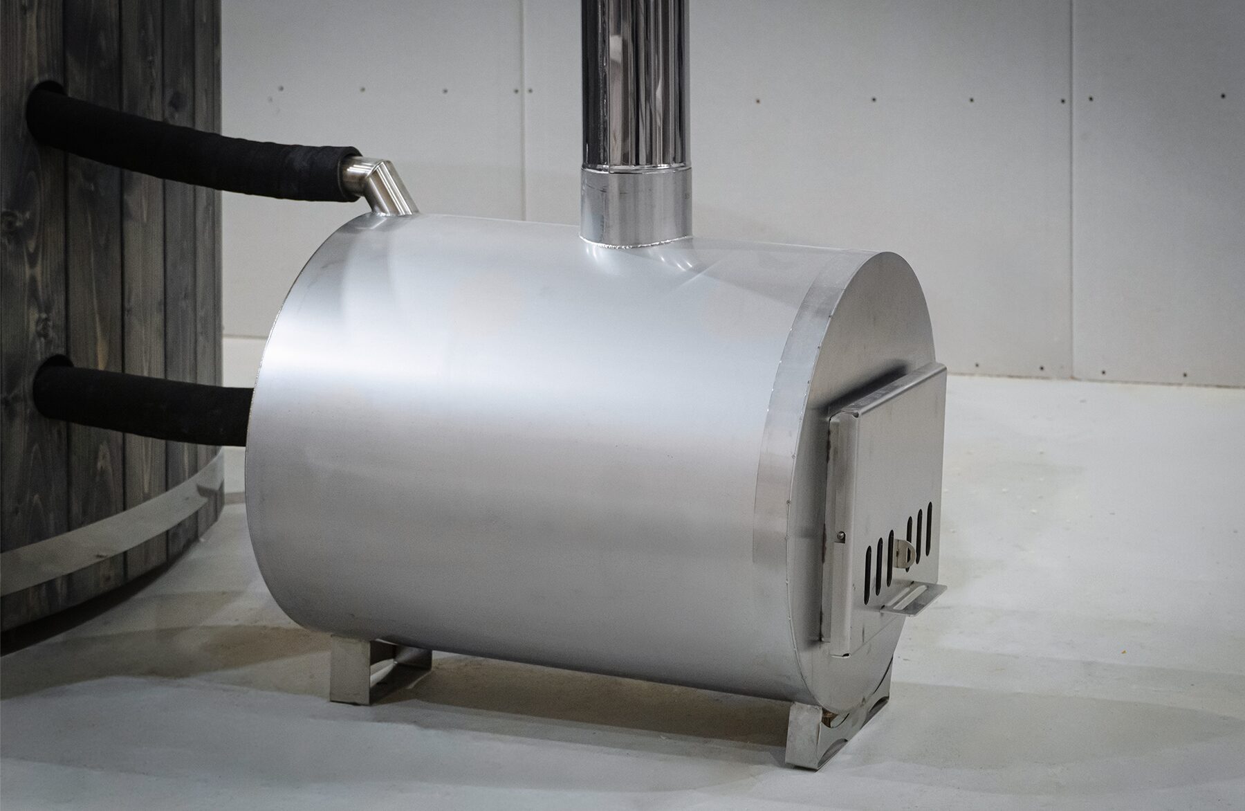 Externer Metallofen des Feuerbad Hot Tubs LUNA mit Schornsteinanschluss, isolierter Wasserleitung und Feuerraumtür