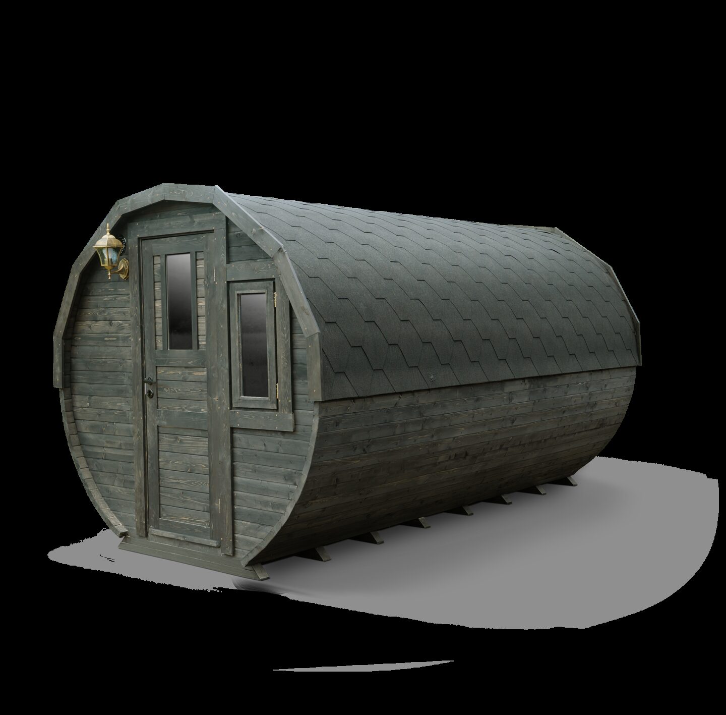 Außenansicht des Feuerbad Tiny House JUNO mit dunkler Holzverkleidung und gewölbter Form, ausgestattet mit Eingangstür, Seitenfenster und Dachschindeln