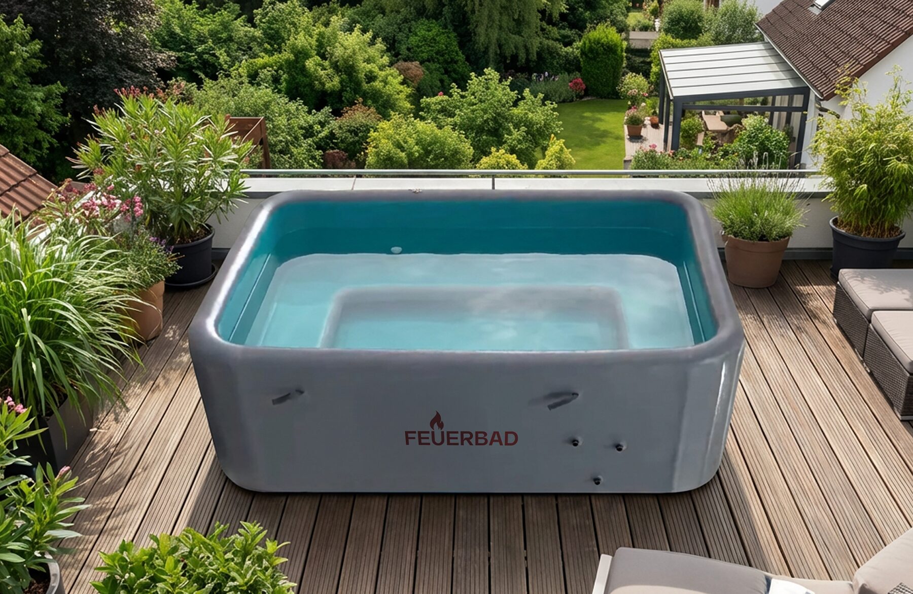 Außenansicht eines runden, aufblasbaren Pools von Feuerbad mit blauer Außenwand und klarem Wasser, platziert auf einer Holzterrasse in einem gepflegten Garten mit Rasen, Blumenbeeten und einem Fachwerkhaus im Hintergrund.