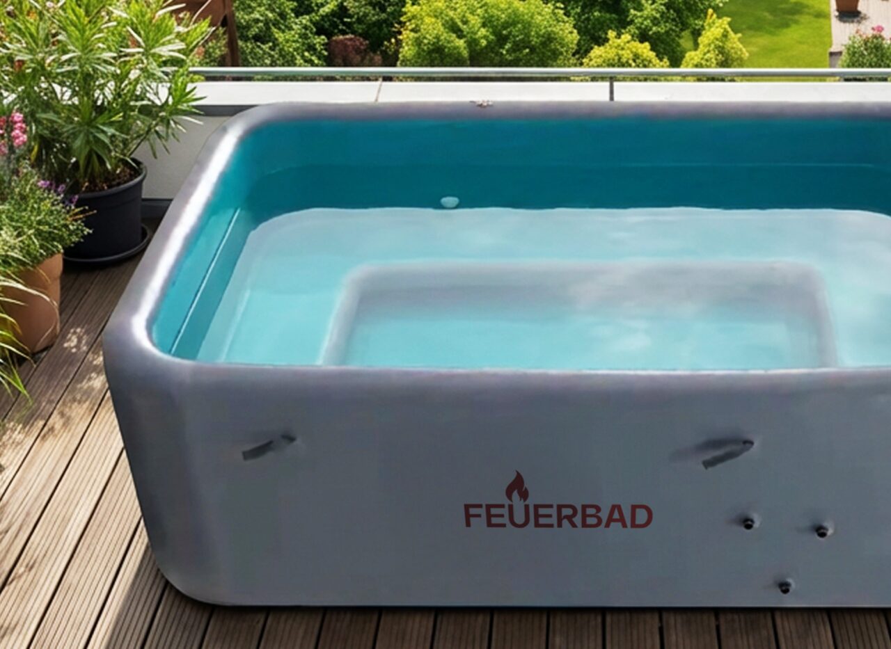 Detailaufnahme eines modernen Feuerbad Hot Tub Pools auf einer stilvollen Holzterrasse, eingebettet in eine grüne Gartenlandschaft