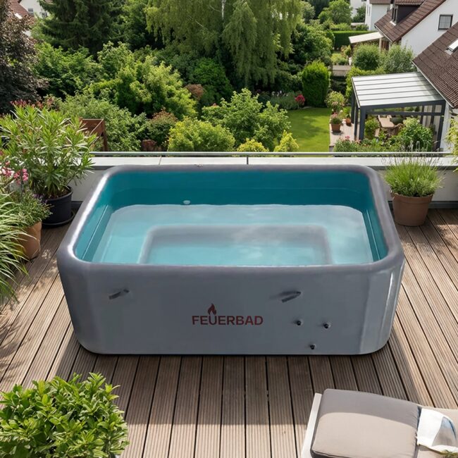 Moderner Feuerbad Hot Tub Pool auf einer stilvollen Holzterrasse, eingebettet in eine grüne Gartenlandschaft