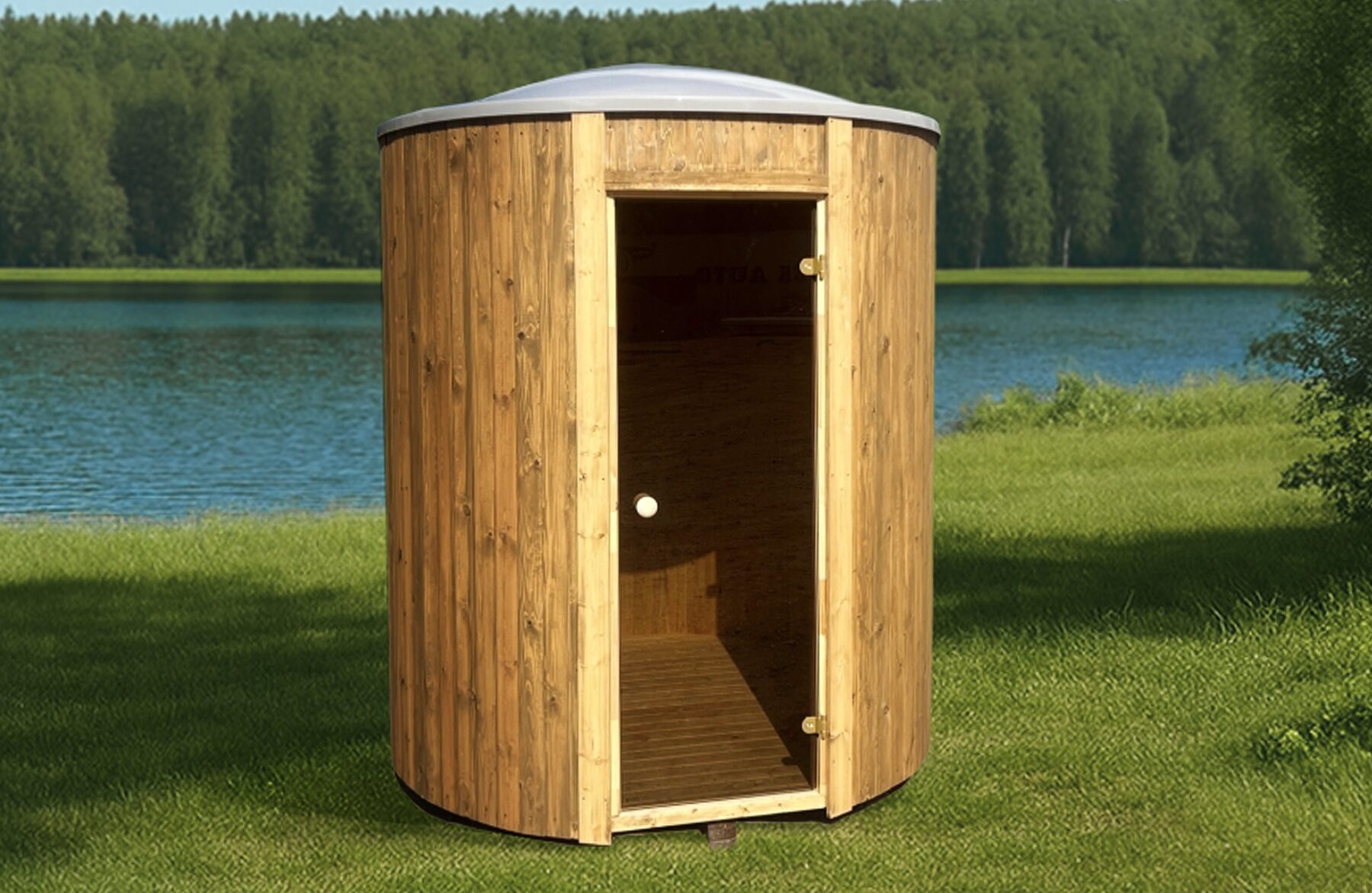 Feuerbad Sauna VESTA in der freien Natur mit Wald, einem See und einem bewölkten Himmel im Hintergrund.