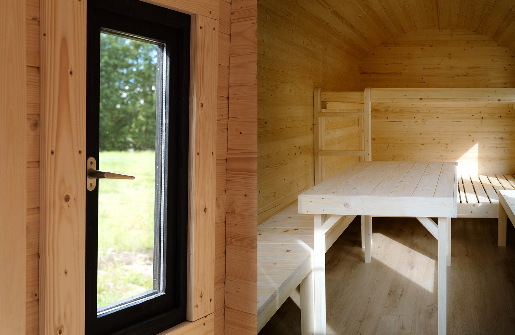 Detailansicht aus dem Inneren eines Feuerbad Tiny House CERES: Links ein schmales Fenster mit schwarzem Rahmen und Blick ins Grüne, rechts der offene Wohnbereich mit hellem Holztisch, Sitzbänken und Etagenbett. Die natürliche Holzverkleidung und das einfallende Tageslicht schaffen eine freundliche, wohnliche Atmosphäre